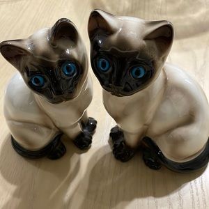 2 cat figurine with Blue ayes 7" tall